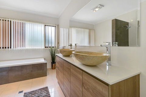 Adelaide Style Accommodation-Close To City-North Adelaide-3 Bdrm- FREE Parking - Accommodation Cooktown 12