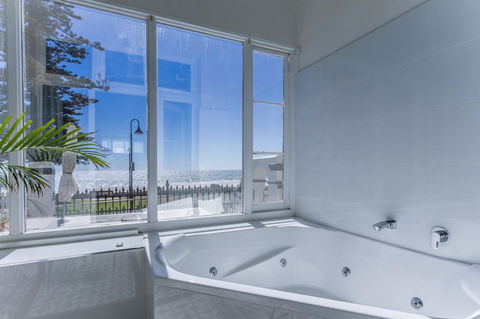 Seawall Apartments - Accommodation Cooktown 4