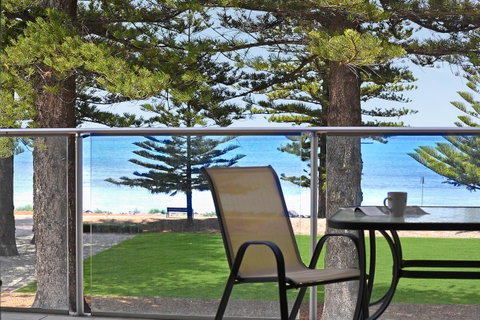 Breeze Beachfront Apartment - Accommodation Cooktown 3