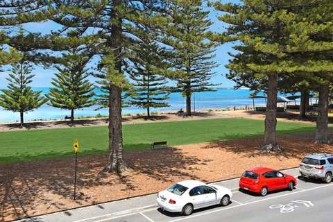 Breeze Beachfront Apartment - Accommodation Cooktown 4