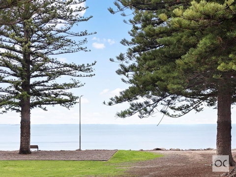 Breeze Beachfront Apartment - Accommodation Cooktown 23