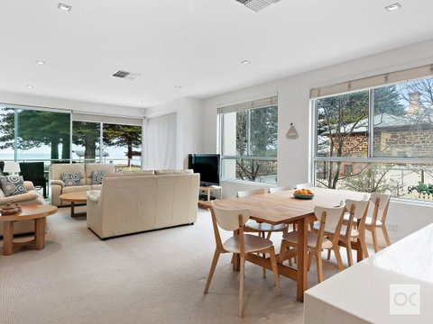 Breeze Beachfront Apartment - Accommodation Cooktown 19