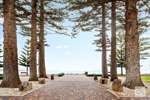 Breeze Beachfront Apartment - Accommodation Cooktown 42
