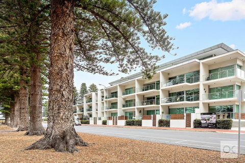 Breeze Beachfront Apartment - Accommodation Cooktown 0