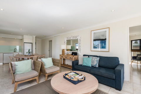 Bayview Beachfront Apartments, In Town Right On The Beach - Accommodation Cooktown 32