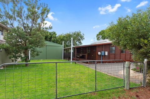 The Log Cabin - 47 Jetty Road - Accommodation Cooktown 6