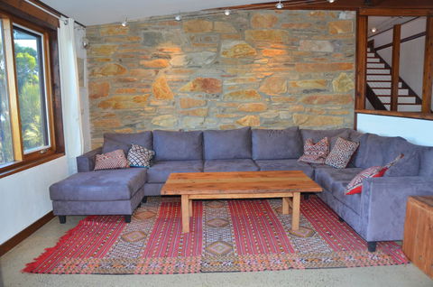 Of Stone & Wood Guesthouse - Accommodation Cooktown 9