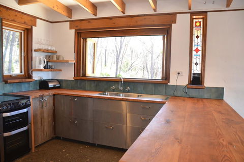 Of Stone & Wood Guesthouse - Accommodation Cooktown 10