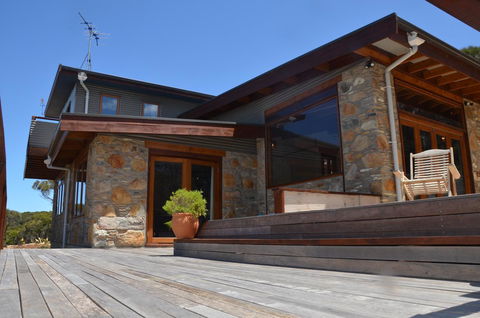 Of Stone & Wood Guesthouse - Accommodation Cooktown 1