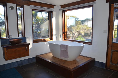 Of Stone & Wood Guesthouse - Accommodation Cooktown 14