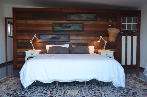 Of Stone & Wood Guesthouse - Accommodation Cooktown 11