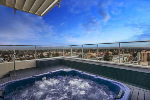 Glenelg Skyline Penthouse - Accommodation Cooktown 0