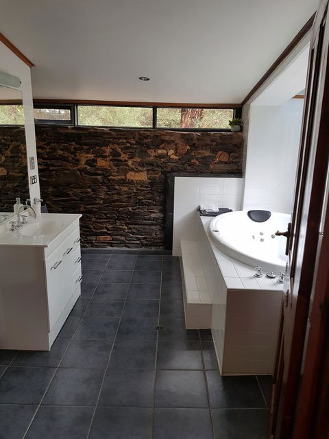 William Hunt's Retreat - Cypress Studio - Accommodation Cooktown 4