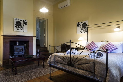 The Rising Sun Hotel - Accommodation Cooktown 11