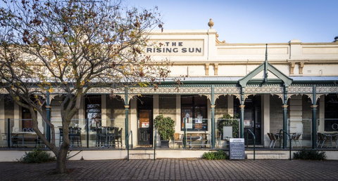 The Rising Sun Hotel - Accommodation Cooktown 2