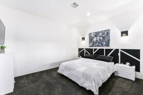 KENNEDY EXECUTIVE TOWNHOUSE - Accommodation Cooktown 2