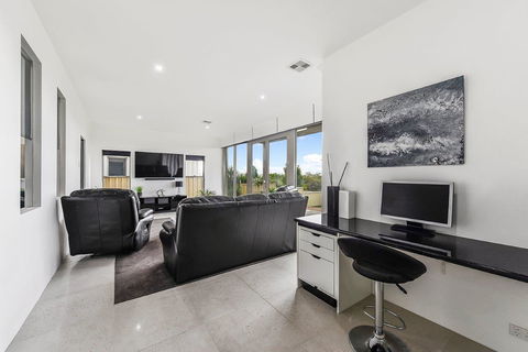 KENNEDY EXECUTIVE TOWNHOUSE - Accommodation Cooktown 16