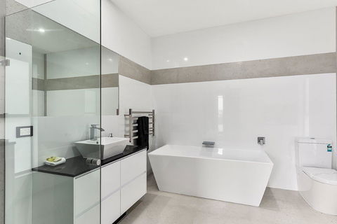 KENNEDY EXECUTIVE TOWNHOUSE - Accommodation Cooktown 1