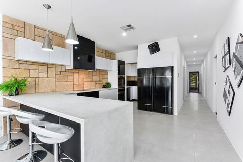 KENNEDY EXECUTIVE TOWNHOUSE - Accommodation Cooktown 6