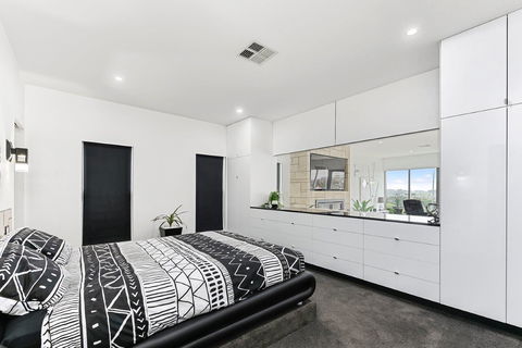 KENNEDY EXECUTIVE TOWNHOUSE - Accommodation Cooktown 11