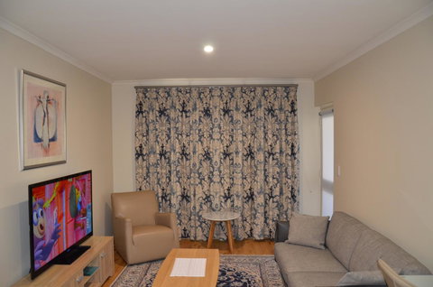 ADELAIDE CENTRAL APARTMENT - 3BR, 2BATH & CARPARK - Accommodation Cooktown 1