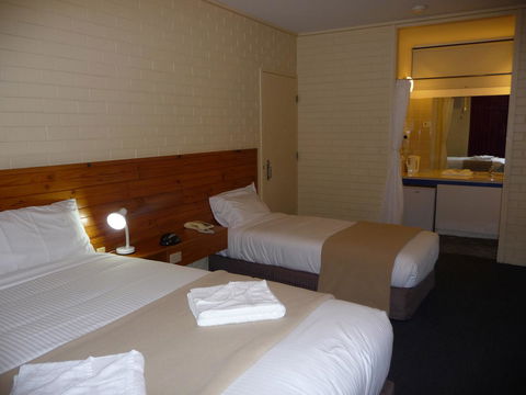 The Wine Vine Hotel - Accommodation Cooktown 2