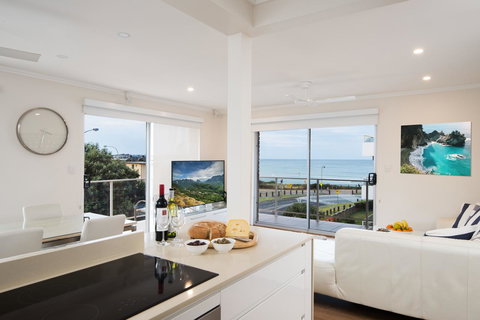 Stylish 3 Bedroom Beachview Apartment - Accommodation Cooktown 5