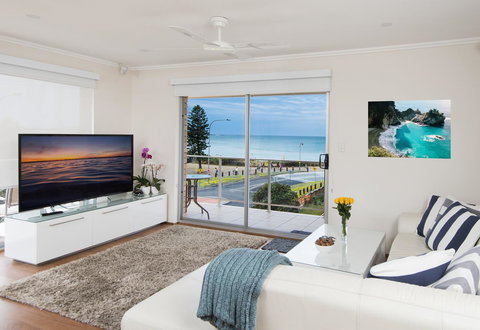 Stylish 3 Bedroom Beachview Apartment - Accommodation Cooktown 0