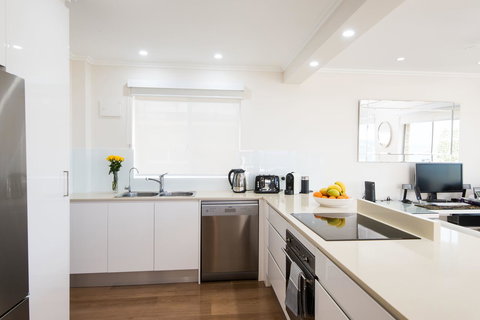 Stylish 3 Bedroom Beachview Apartment - Accommodation Cooktown 6
