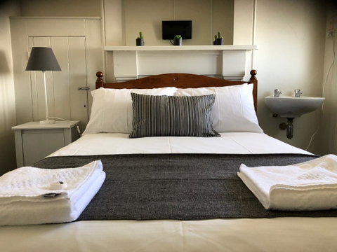 Cornwall Hotel - Accommodation Cooktown 0