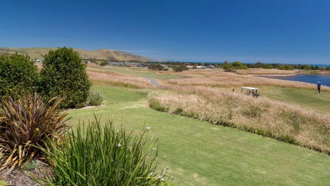 Golfers Paradise (18th Tee) - 52 Huntingdale Drive - Accommodation Cooktown 13