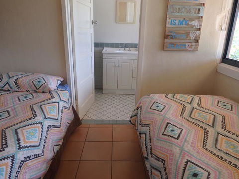 Lazy Lobster Holiday Units & Chalets - Accommodation Cooktown 2
