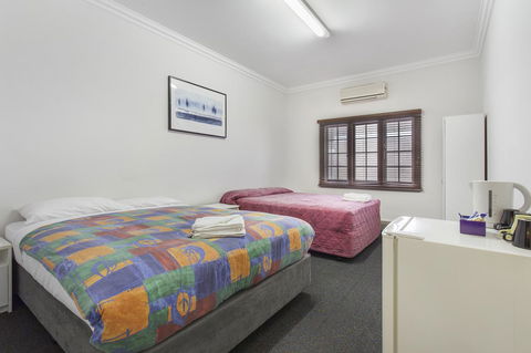 The Emperors Crown Hostel - Accommodation Cooktown 16