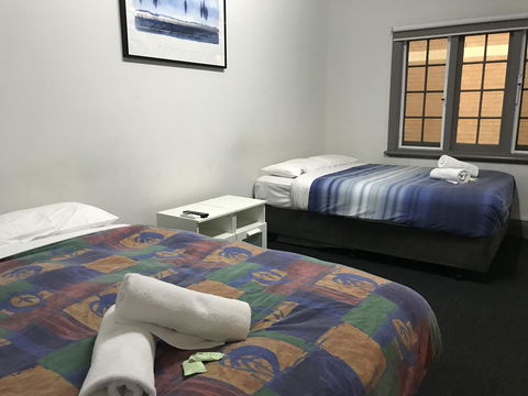 The Emperors Crown Hostel - Accommodation Cooktown 8