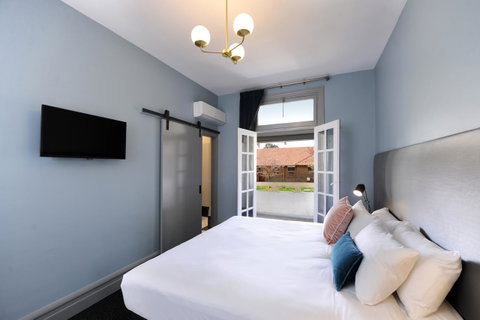 The Stirling Arms Hotel - Accommodation Cooktown 6