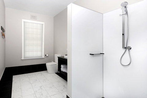 The Stirling Arms Hotel - Accommodation Cooktown 9