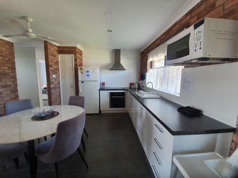 Ocean Beach Chalet 18 - Accommodation Cooktown 2