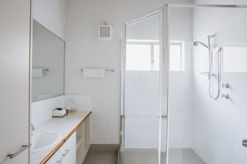 Canal Rocks Beachfront Apartments - Accommodation Cooktown 1