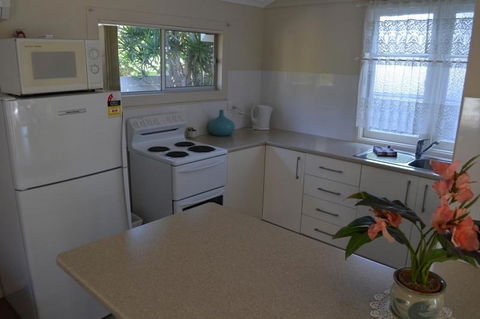 Sundial Holiday Units - Accommodation Cooktown 4