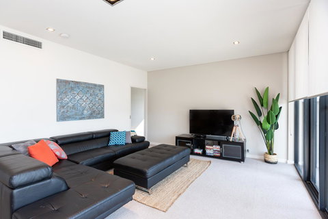 Brand New Executive Apartment - Accommodation Cooktown 22