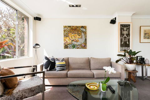Waterfront Apartment Brimming With Inspirational Artwork - Accommodation Cooktown 19