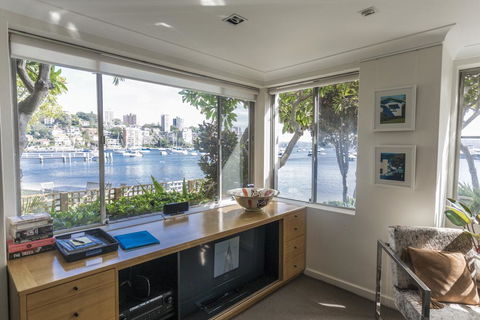 Waterfront Apartment Brimming With Inspirational Artwork - Accommodation Cooktown 5
