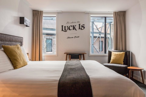 The Lucky Hotel - Accommodation Cooktown 20