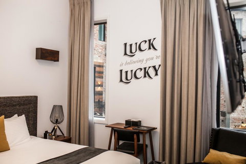 The Lucky Hotel - Accommodation Cooktown 1