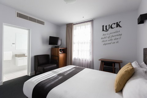 The Lucky Hotel - Accommodation Cooktown 3