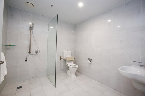 The Lucky Hotel - Accommodation Cooktown 36