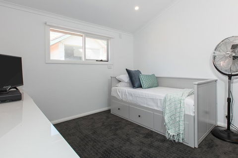 Elegant Family Home Close To Harbour And Views - Accommodation Cooktown 8