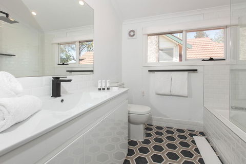 Elegant Family Home Close To Harbour And Views - Accommodation Cooktown 10