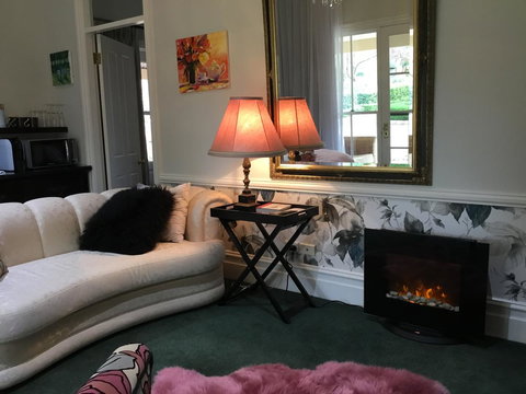 Chanticleer Gardens Barn Cottage With A Pool - Accommodation Cooktown 42