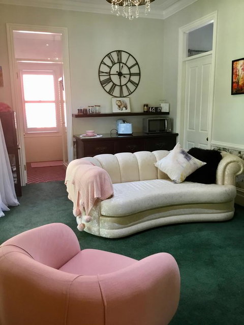 Chanticleer Gardens Barn Cottage With A Pool - Accommodation Cooktown 41